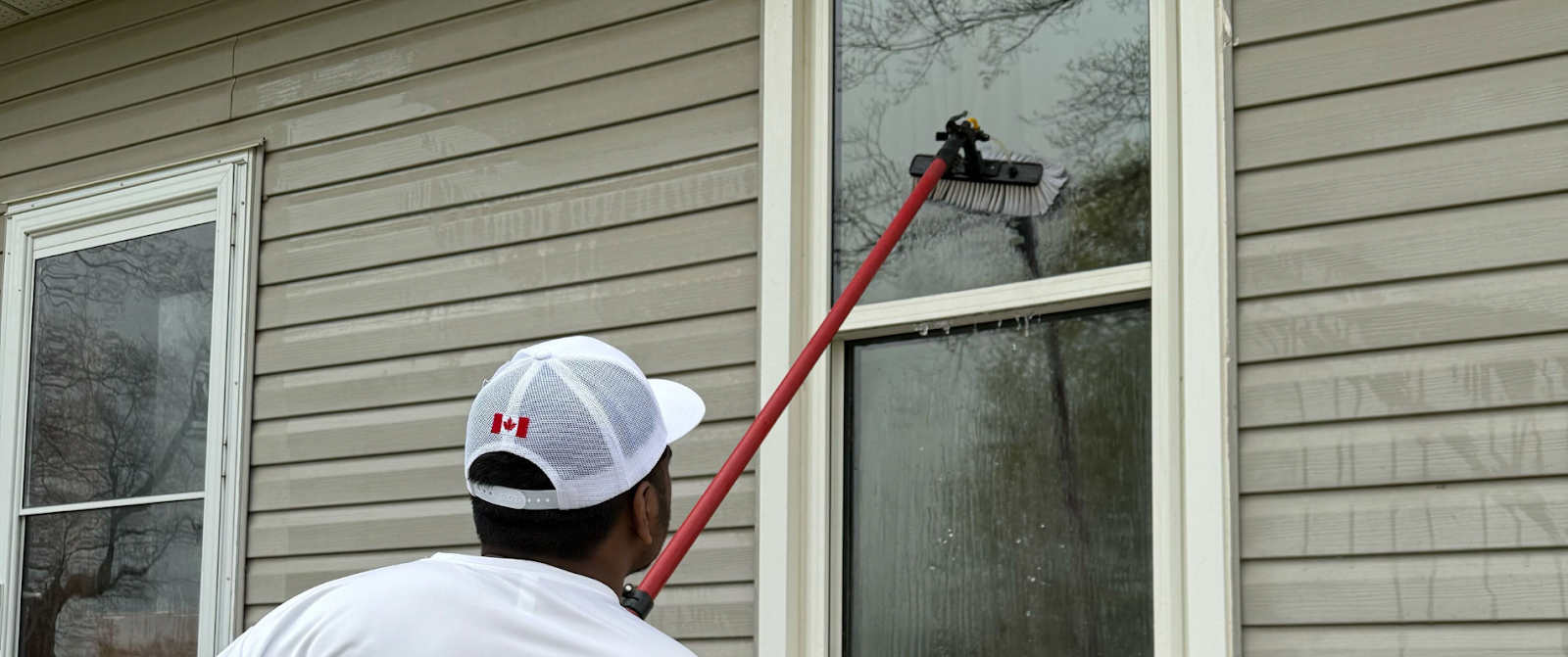 Pure Water Cleaning: Water Fed Pole vs Traditional Squeegee